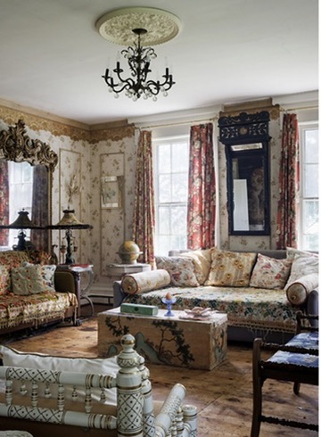 Drawing room with a chandelier and antique furniture