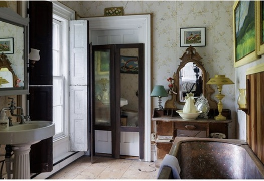 Guest room with a fireplace and mirrored wardrobe