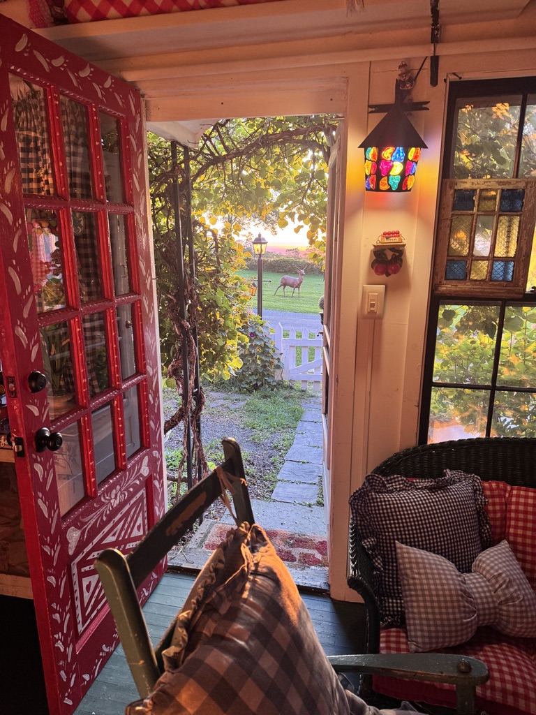 Colorful sitting corner opening toward the garden